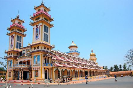 CAO DAI TEMPLE & CU CHI TUNNELS FULL DAY